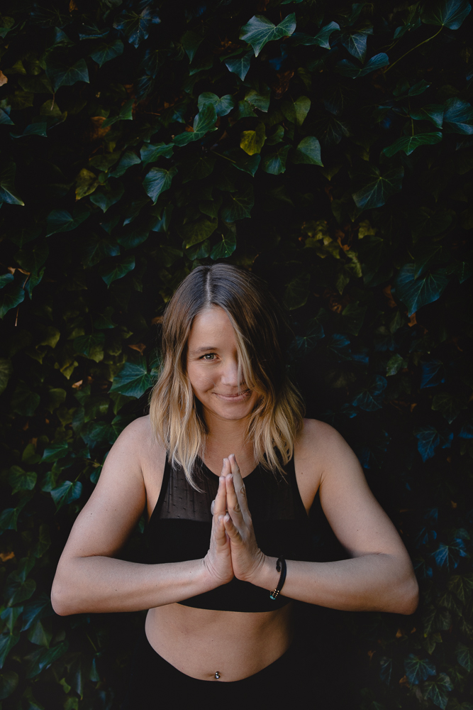 sympathisches Porträt von der Yoga Lehrerin Nora