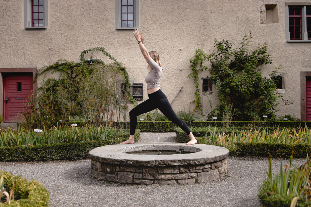 Yoga Position über einem Brunnen